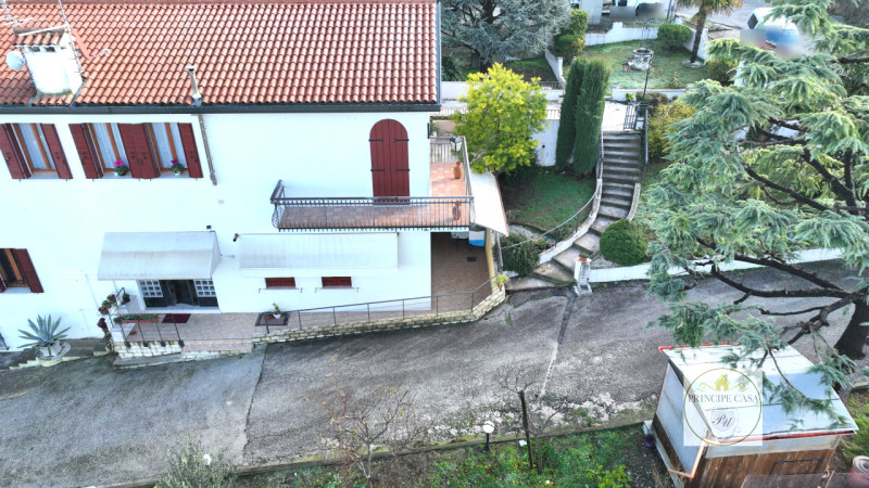 Rif. CS231 - Proponiamo Villa indipendente in posizione panoramica suddivisa in tre unità distint...