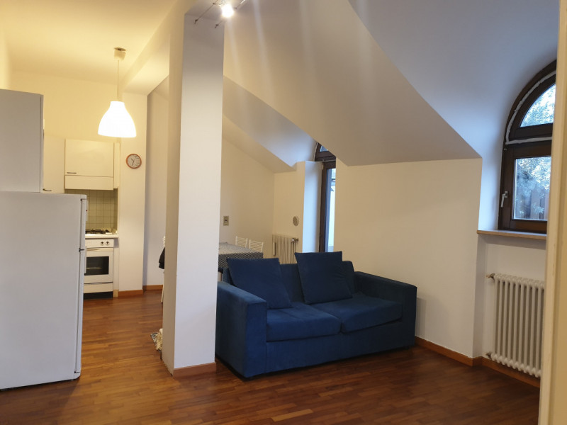 MINI APPARTAMENTO MANSARDATO E ARREDATO, CON TERRAZZA E GARAGE IN LOCAZIONE A VICENZA - ZONA MERC...