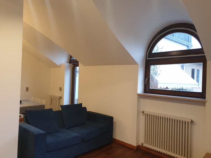 MINI APPARTAMENTO MANSARDATO E ARREDATO, CON TERRAZZA E GARAGE IN LOCAZIONE A VICENZA - ZONA MERC...