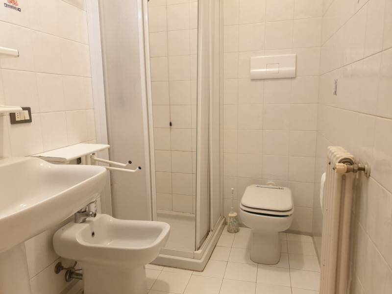 MINI APPARTAMENTO MANSARDATO E ARREDATO, CON TERRAZZA E GARAGE IN LOCAZIONE A VICENZA - ZONA MERC...