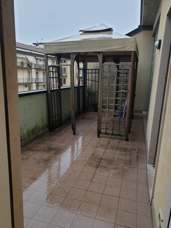 MINI APPARTAMENTO MANSARDATO E ARREDATO, CON TERRAZZA E GARAGE IN LOCAZIONE A VICENZA - ZONA MERC...