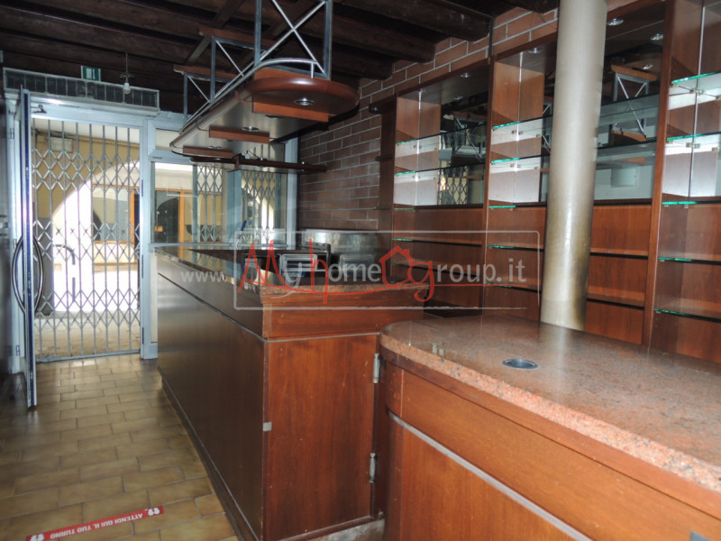 PONTECORVO: Affittasi locale commerciale ideale come Ufficio o Negozio. Il locale si sviluppa su ...