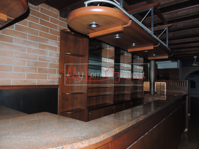 PONTECORVO: Affittasi locale commerciale ideale come Ufficio o Negozio. Il locale si sviluppa su ...