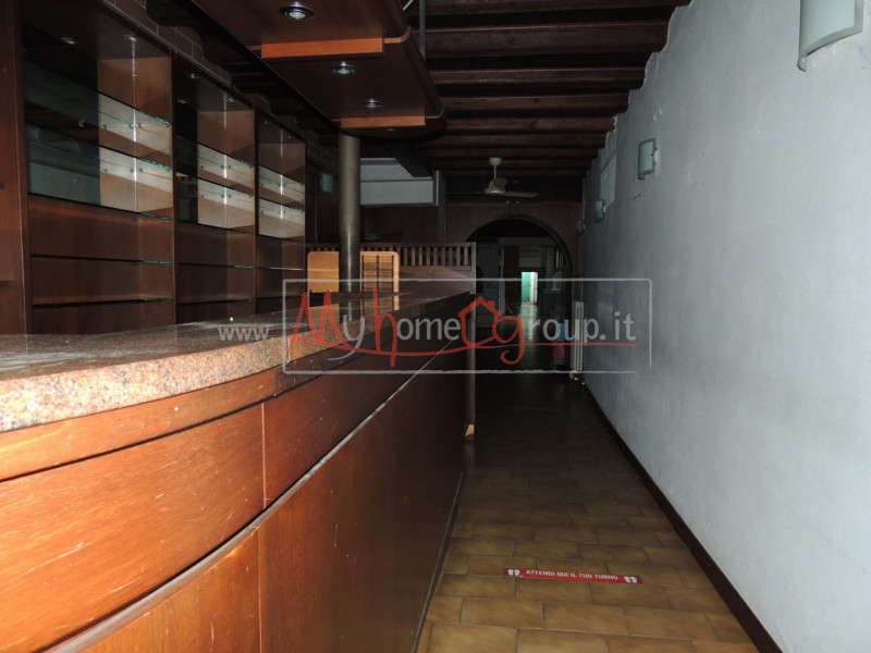 PONTECORVO: Affittasi locale commerciale ideale come Ufficio o Negozio. Il locale si sviluppa su ...