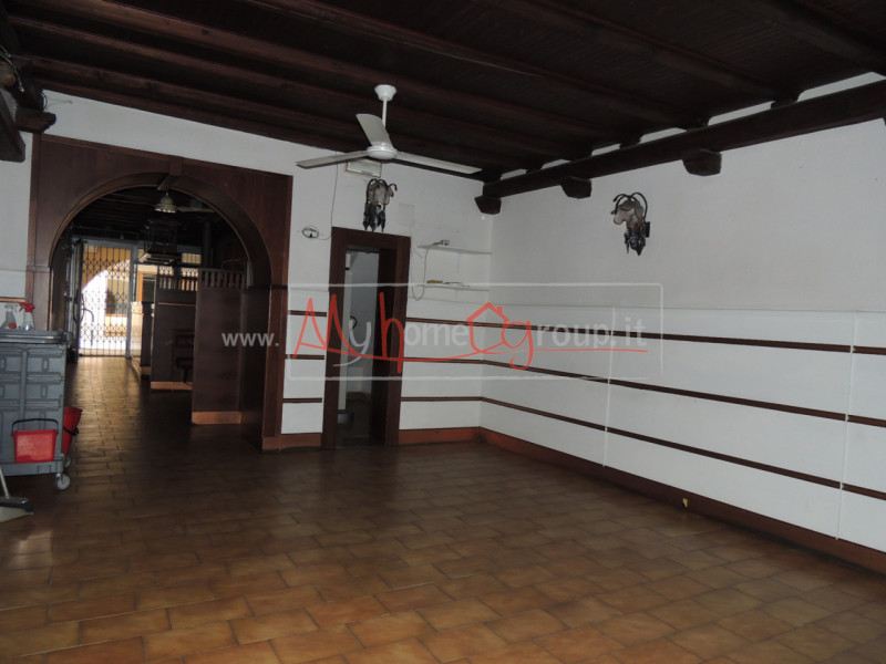 PONTECORVO: Affittasi locale commerciale ideale come Ufficio o Negozio. Il locale si sviluppa su ...