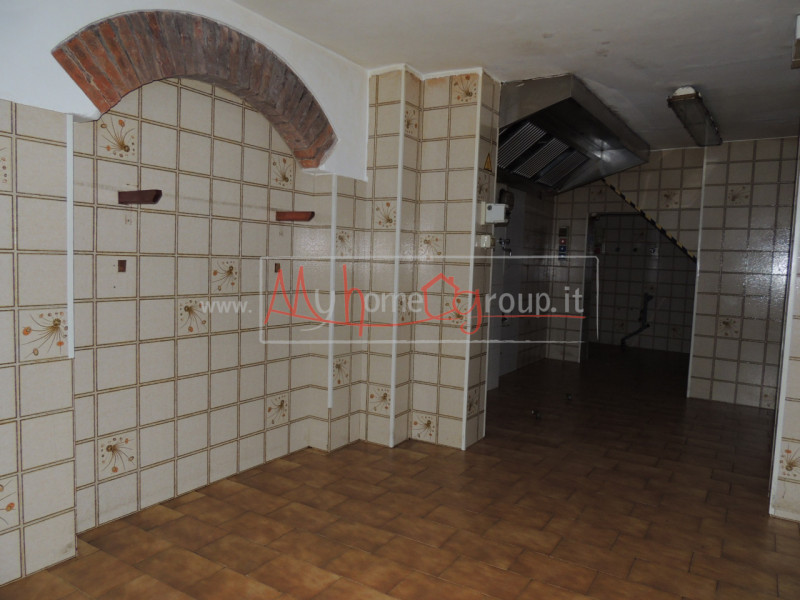 PONTECORVO: Affittasi locale commerciale ideale come Ufficio o Negozio. Il locale si sviluppa su ...