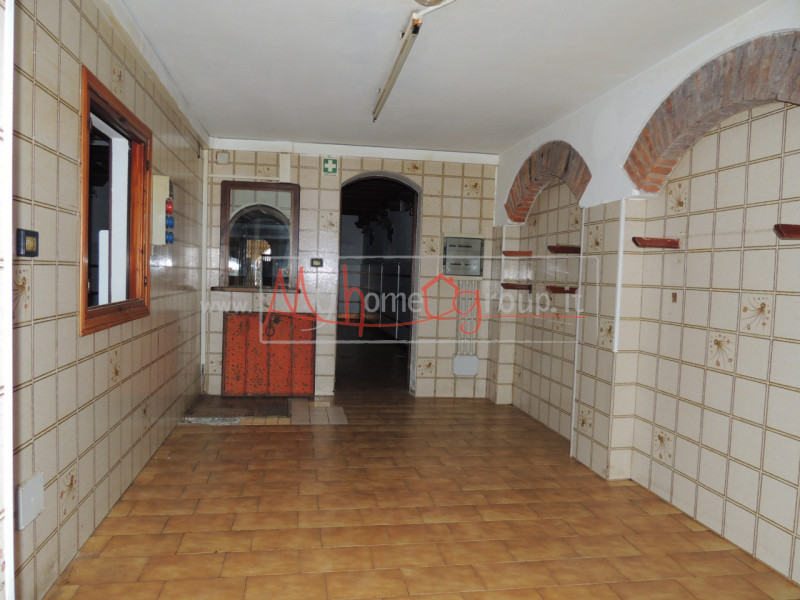 PONTECORVO: Affittasi locale commerciale ideale come Ufficio o Negozio. Il locale si sviluppa su ...