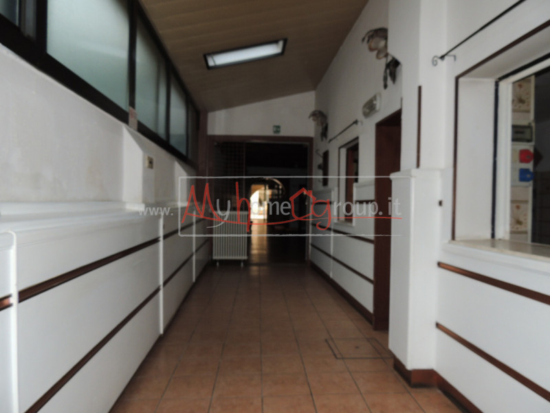 PONTECORVO: Affittasi locale commerciale ideale come Ufficio o Negozio. Il locale si sviluppa su ...