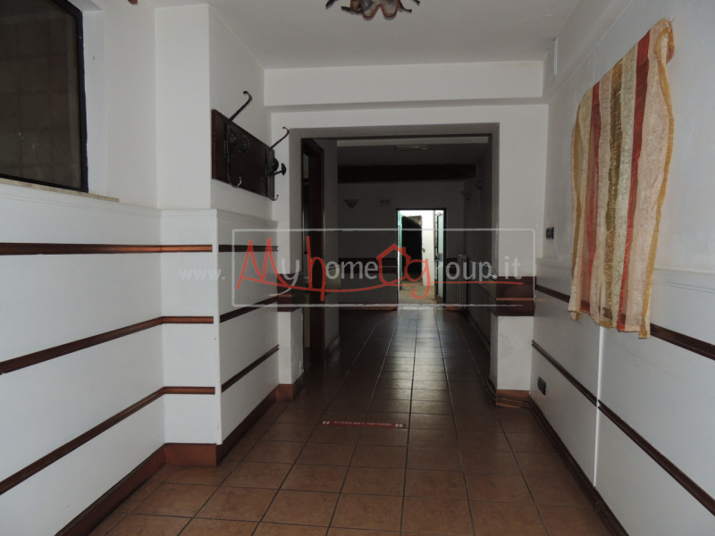 PONTECORVO: Affittasi locale commerciale ideale come Ufficio o Negozio. Il locale si sviluppa su ...