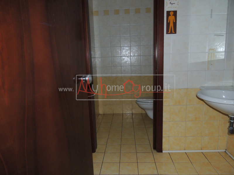 PONTECORVO: Affittasi locale commerciale ideale come Ufficio o Negozio. Il locale si sviluppa su ...