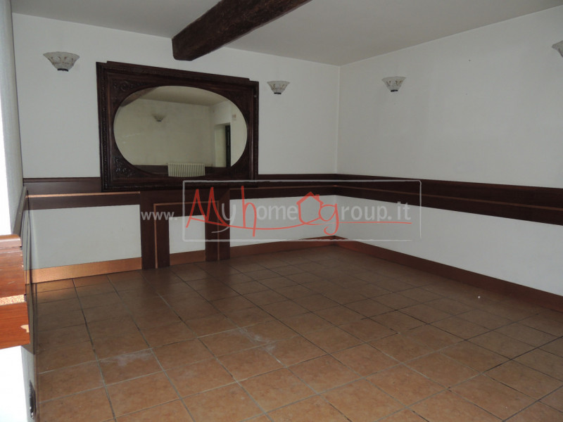 PONTECORVO: Affittasi locale commerciale ideale come Ufficio o Negozio. Il locale si sviluppa su ...