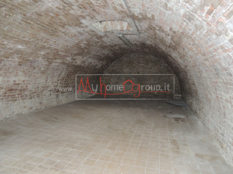 PONTECORVO: Affittasi locale commerciale ideale come Ufficio o Negozio. Il locale si sviluppa su ...