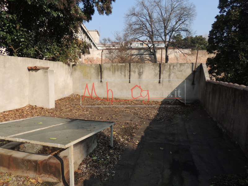 PONTECORVO: Affittasi locale commerciale ideale come Ufficio o Negozio. Il locale si sviluppa su ...