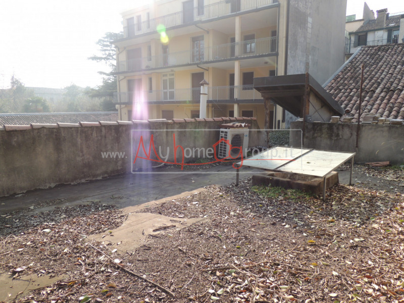 PONTECORVO: Affittasi locale commerciale ideale come Ufficio o Negozio. Il locale si sviluppa su ...