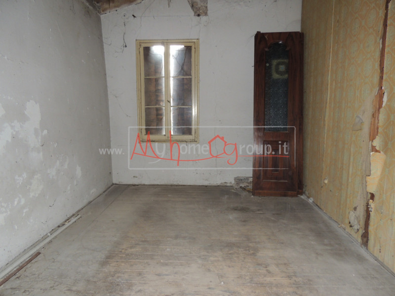 PONTECORVO: Affittasi locale commerciale ideale come Ufficio o Negozio. Il locale si sviluppa su ...