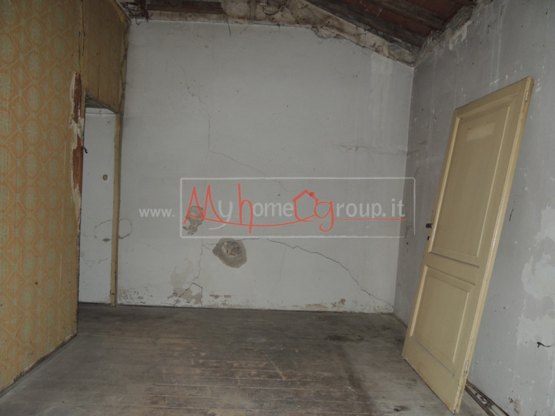 PONTECORVO: Affittasi locale commerciale ideale come Ufficio o Negozio. Il locale si sviluppa su ...