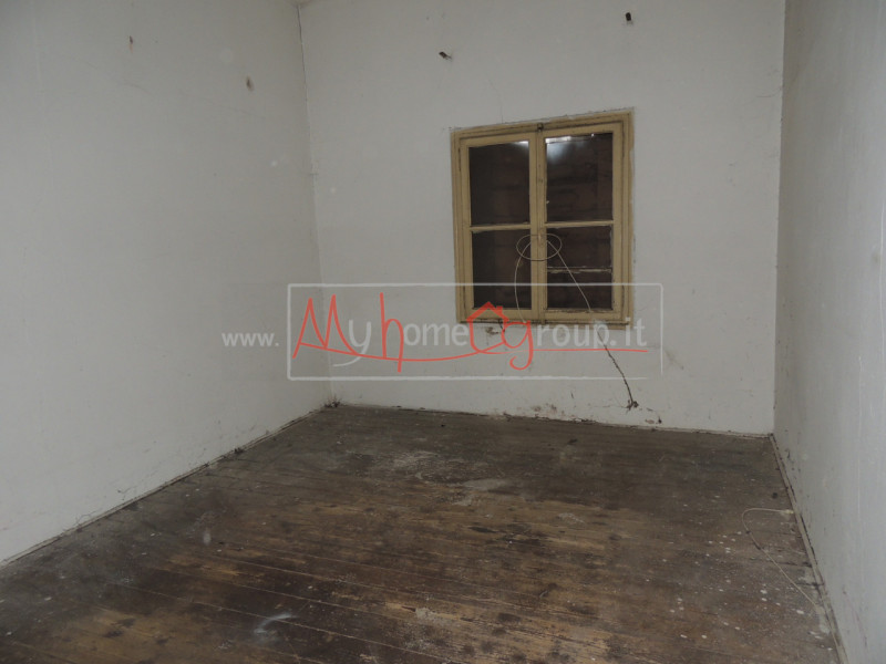 PONTECORVO: Affittasi locale commerciale ideale come Ufficio o Negozio. Il locale si sviluppa su ...