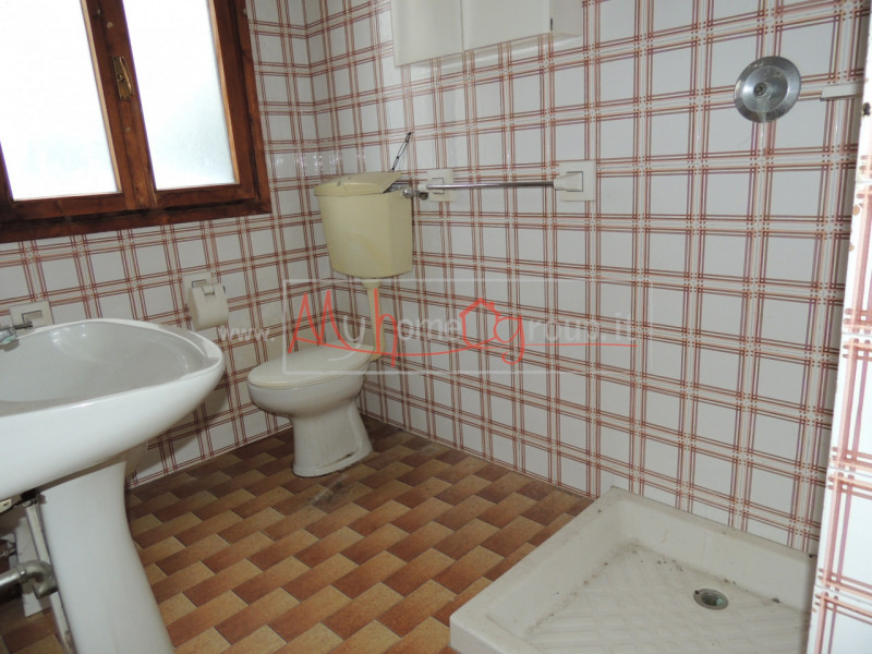 PONTECORVO: Affittasi locale commerciale ideale come Ufficio o Negozio. Il locale si sviluppa su ...