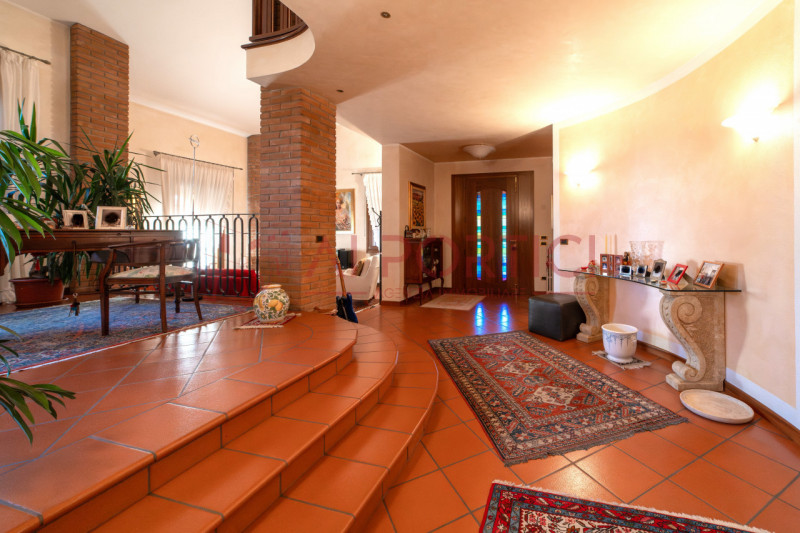 Campagnola di BRUGINE - Presentiamo VILLA di alta rappresentanza, sviluppata su più livelli e imm...