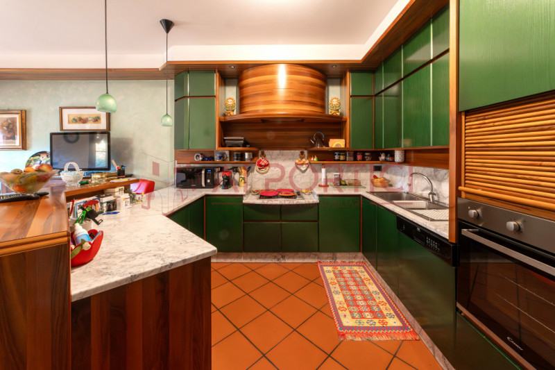 Campagnola di BRUGINE - Presentiamo VILLA di alta rappresentanza, sviluppata su più livelli e imm...