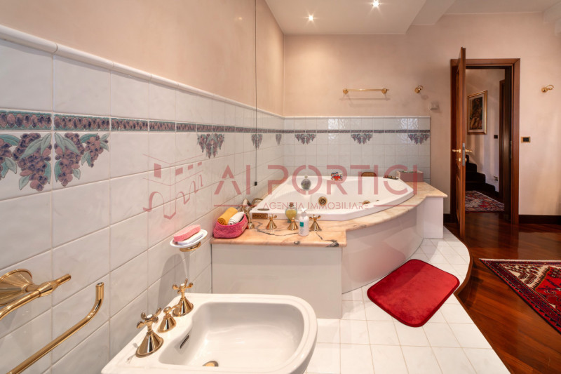 Campagnola di BRUGINE - Presentiamo VILLA di alta rappresentanza, sviluppata su più livelli e imm...