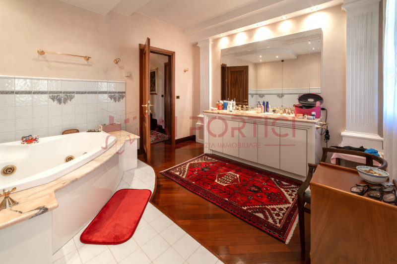 Campagnola di BRUGINE - Presentiamo VILLA di alta rappresentanza, sviluppata su più livelli e imm...