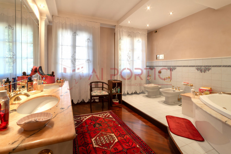 Campagnola di BRUGINE - Presentiamo VILLA di alta rappresentanza, sviluppata su più livelli e imm...