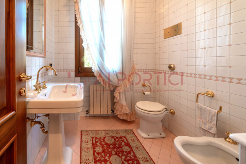 Campagnola di BRUGINE - Presentiamo VILLA di alta rappresentanza, sviluppata su più livelli e imm...