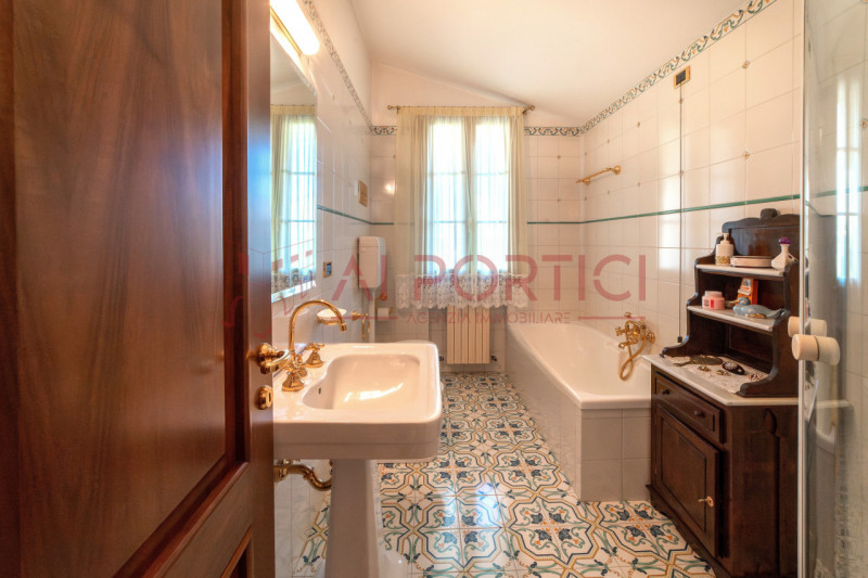 Campagnola di BRUGINE - Presentiamo VILLA di alta rappresentanza, sviluppata su più livelli e imm...