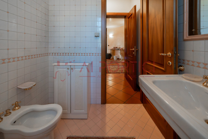 Campagnola di BRUGINE - Presentiamo VILLA di alta rappresentanza, sviluppata su più livelli e imm...