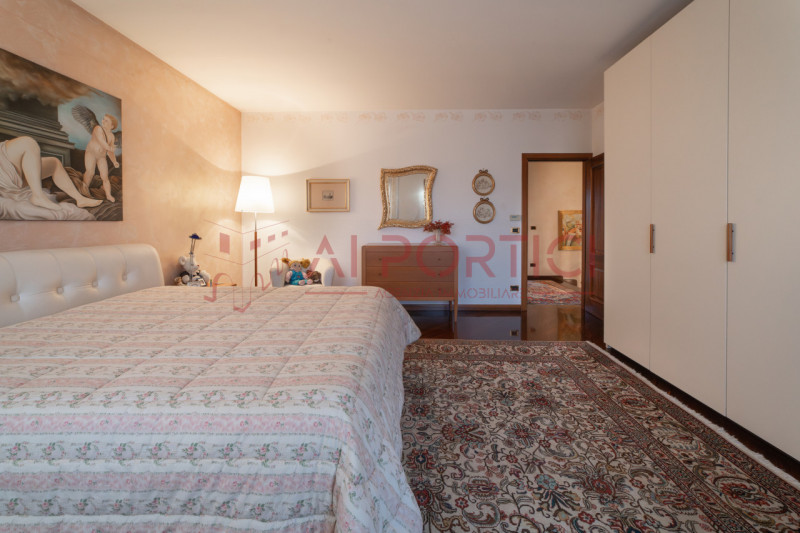 Campagnola di BRUGINE - Presentiamo VILLA di alta rappresentanza, sviluppata su più livelli e imm...