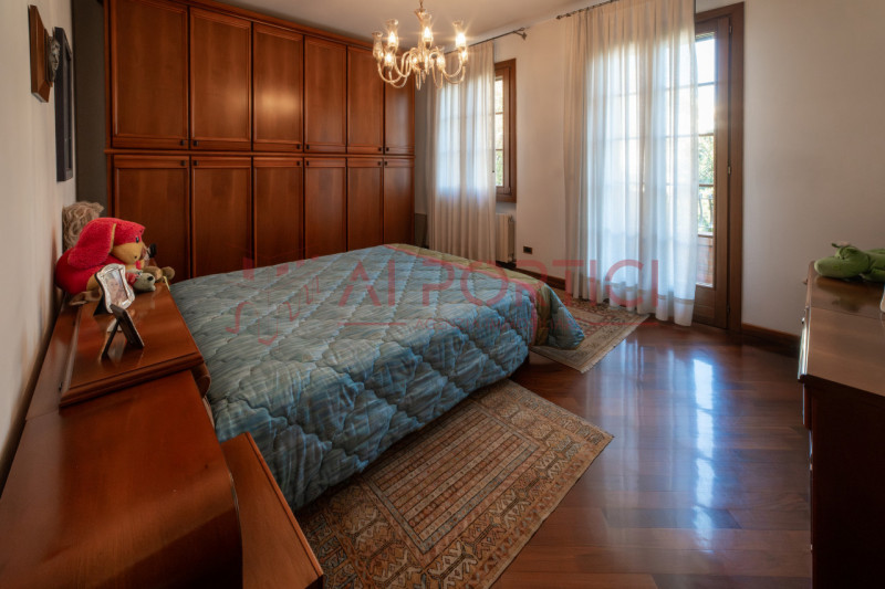 Campagnola di BRUGINE - Presentiamo VILLA di alta rappresentanza, sviluppata su più livelli e imm...