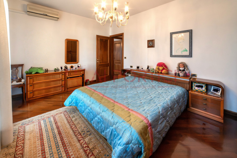 Campagnola di BRUGINE - Presentiamo VILLA di alta rappresentanza, sviluppata su più livelli e imm...