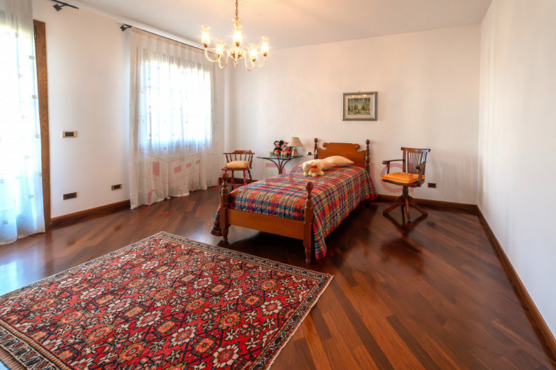 Campagnola di BRUGINE - Presentiamo VILLA di alta rappresentanza, sviluppata su più livelli e imm...