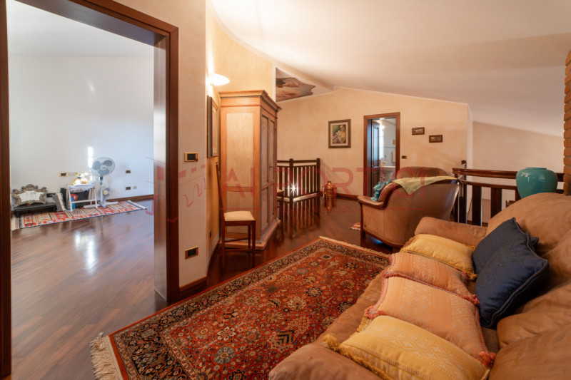 Campagnola di BRUGINE - Presentiamo VILLA di alta rappresentanza, sviluppata su più livelli e imm...