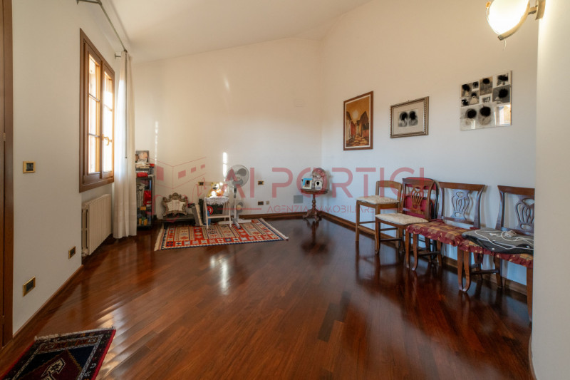 Campagnola di BRUGINE - Presentiamo VILLA di alta rappresentanza, sviluppata su più livelli e imm...