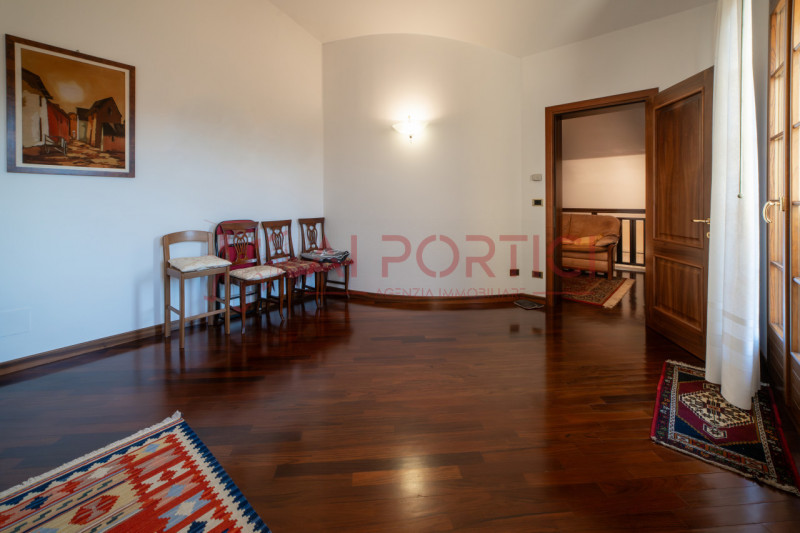 Campagnola di BRUGINE - Presentiamo VILLA di alta rappresentanza, sviluppata su più livelli e imm...