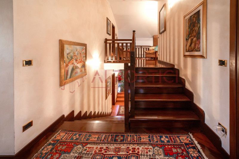 Campagnola di BRUGINE - Presentiamo VILLA di alta rappresentanza, sviluppata su più livelli e imm...