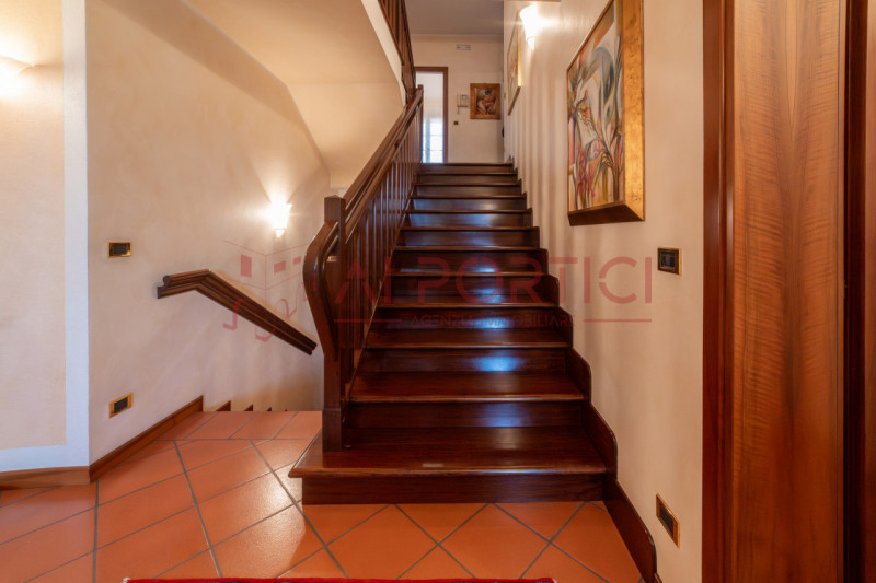 Campagnola di BRUGINE - Presentiamo VILLA di alta rappresentanza, sviluppata su più livelli e imm...