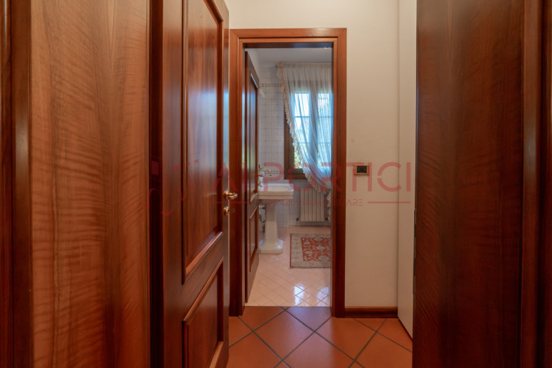 Campagnola di BRUGINE - Presentiamo VILLA di alta rappresentanza, sviluppata su più livelli e imm...