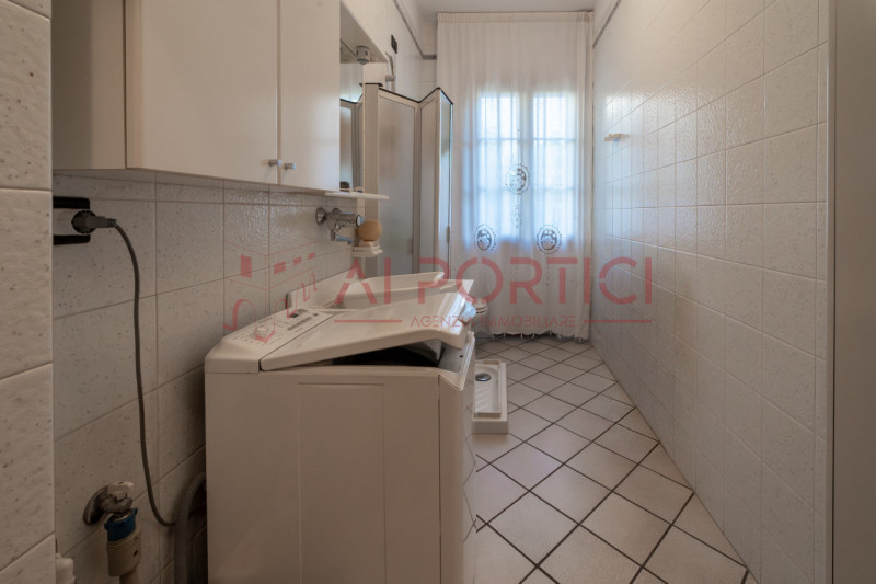 Campagnola di BRUGINE - Presentiamo VILLA di alta rappresentanza, sviluppata su più livelli e imm...