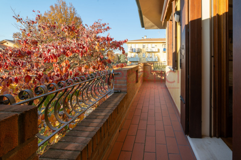 Campagnola di BRUGINE - Presentiamo VILLA di alta rappresentanza, sviluppata su più livelli e imm...