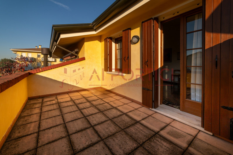 Campagnola di BRUGINE - Presentiamo VILLA di alta rappresentanza, sviluppata su più livelli e imm...