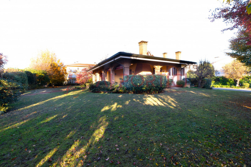 Campagnola di BRUGINE - Presentiamo VILLA di alta rappresentanza, sviluppata su più livelli e imm...