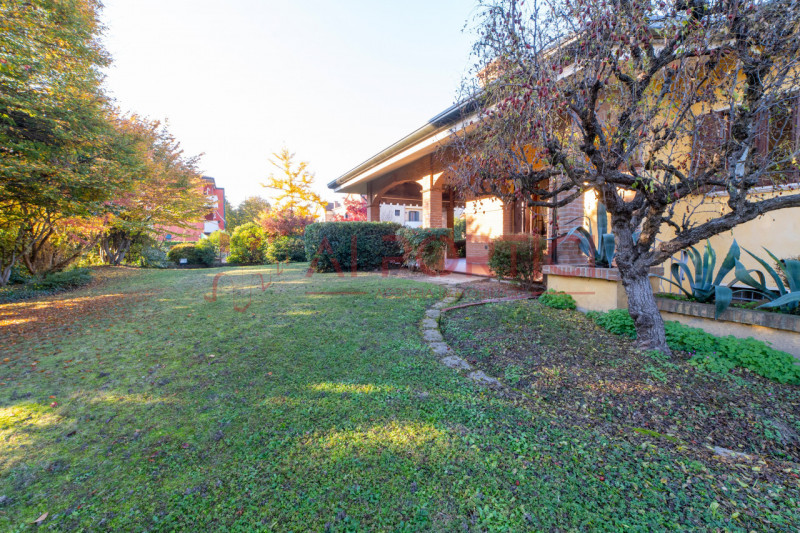 Campagnola di BRUGINE - Presentiamo VILLA di alta rappresentanza, sviluppata su più livelli e imm...