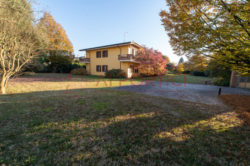 Campagnola di BRUGINE - Presentiamo VILLA di alta rappresentanza, sviluppata su più livelli e imm...