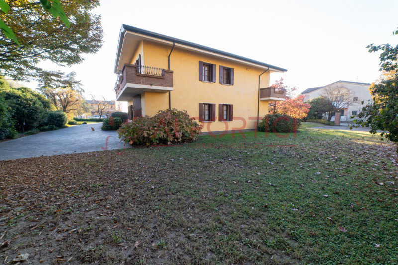 Campagnola di BRUGINE - Presentiamo VILLA di alta rappresentanza, sviluppata su più livelli e imm...