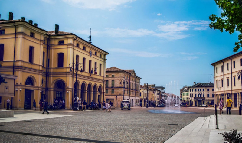 Per informazioni: 335/8345159. A Montebelluna (TV) proponiamo in vendita immobile ad uso ufficio ...