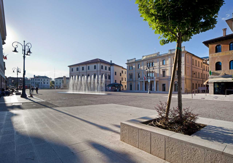 Per informazioni: 335/8345159. A Montebelluna (TV) proponiamo in vendita immobile ad uso ufficio ...