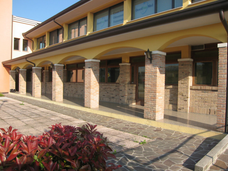 Negozio di mq 270 + magazzino di mq 180 + Portico di mq 106 + giardino esclusivo di mq 550. (La p...